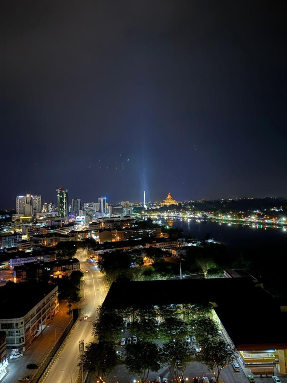 Riverine Luxury 4pax With Balcony Facing Waterfront View Apartment Kuching