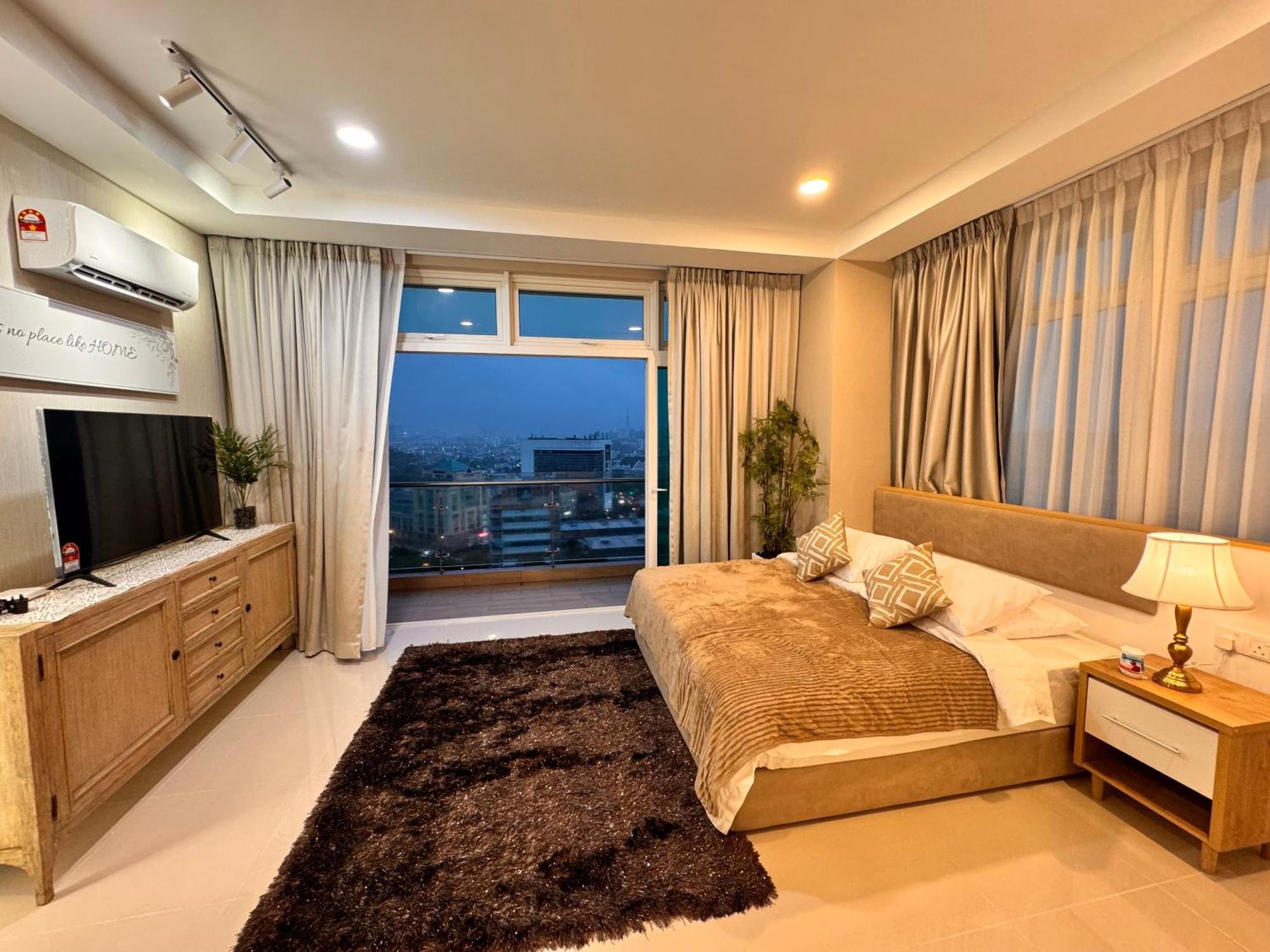 Riverine Luxury 4pax With Balcony Facing Waterfront View Kuching