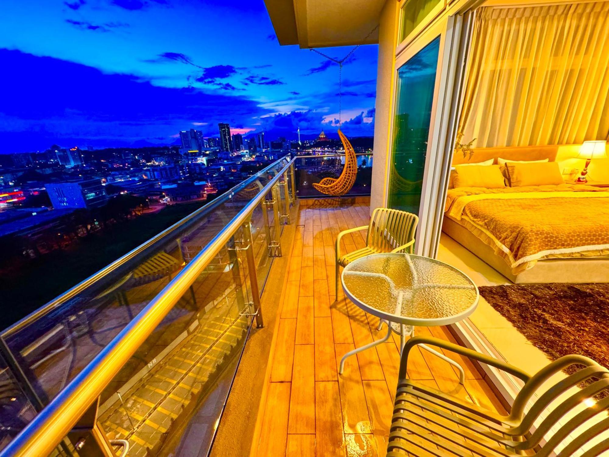 Riverine Luxury 4pax With Balcony Facing Waterfront View * Kuching