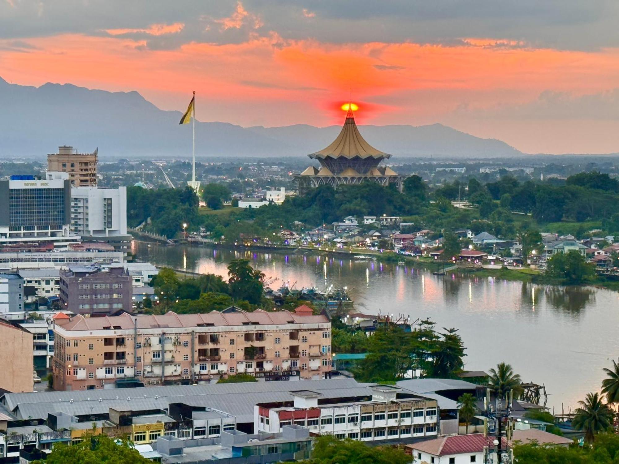 Apartment Riverine Luxury 4pax With Balcony Facing Waterfront View Kuching