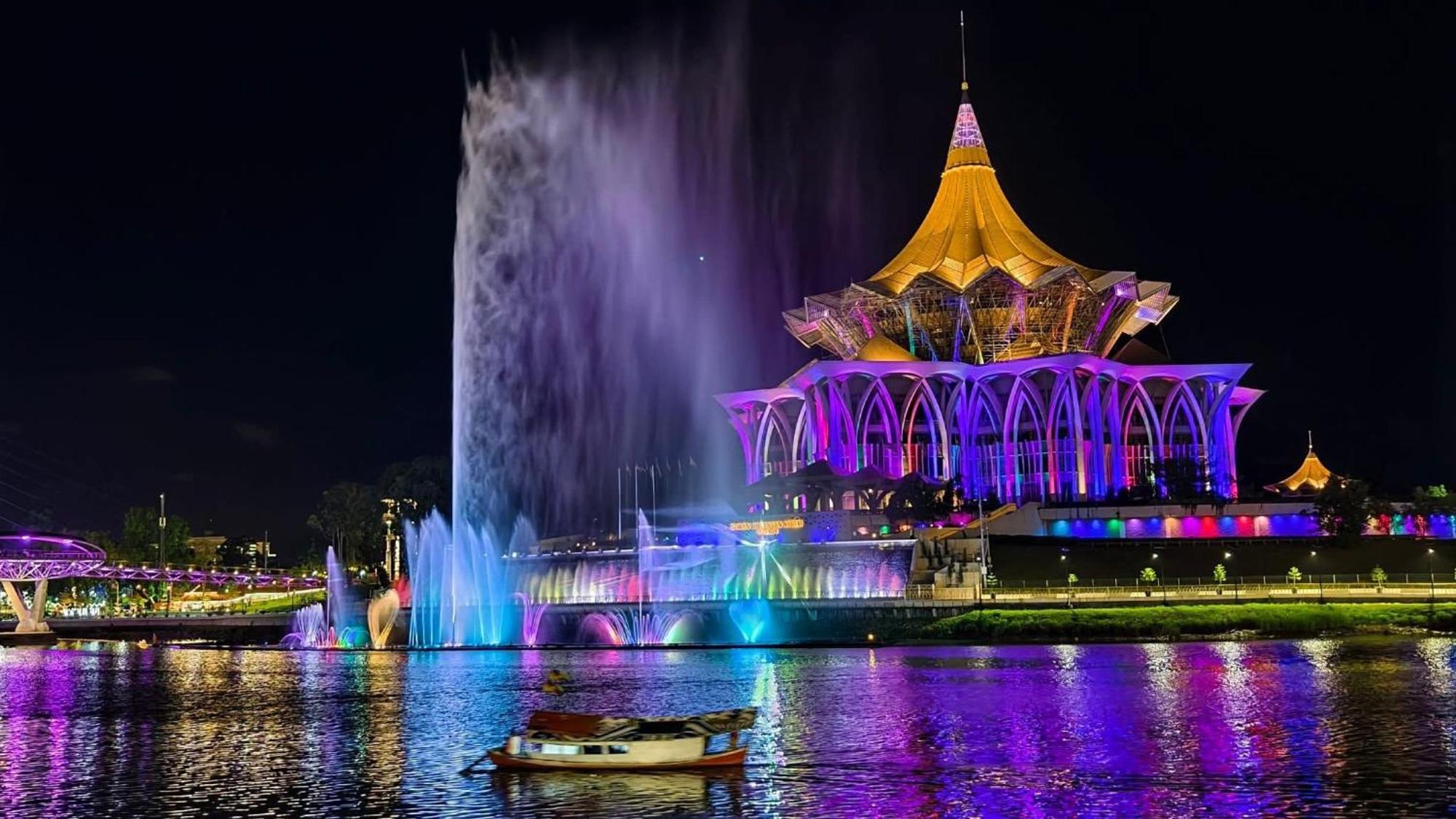 Riverine Luxury 4pax With Balcony Facing Waterfront View Kuching